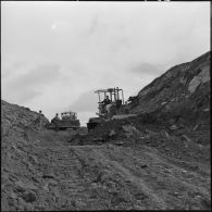 Un bulldozer à la construction de la route dans les monts du Tessala.
