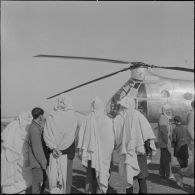 Les habitants du douar viennent autour de l'hélicoptère Piasecki H-21 (appelé 