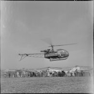 L'hélicoptère de transport sanitaire (alouette II) appelée par le médecin arrive pour une évacuation.