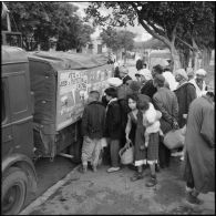 Groupement de musulmans devant un camion radio et de propagande.