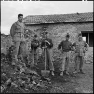 Un soldat de 2ème classe de Longes (Rhône) avec une équipe déblayant la cour d'école.