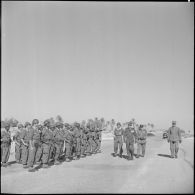 Au Bordj de Chegga, le général d'armée Raoul Salan accompagné du général Daillier passe en revue un détachement du 24e régiment d'infanterie coloniale (RIC).