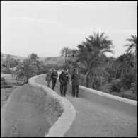 Le général d'armée Raoul Salan visite le barrage de Ghardaïa.