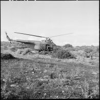 Hélicoptère Sikorsky S-55 (ou WS 55) larguant des commandos parachutistes.