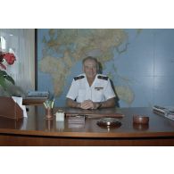 Portrait de l'amiral Hugues, commandant des forces armées en Polynésie, dans son bureau. [Description en cours]