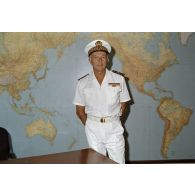 Portrait de l'amiral Hugues, commandant des forces armées en Polynésie, dans son bureau. [Description en cours]