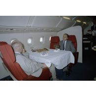 Laurent Fabius, Premier ministre et Haroun Tazieff, secrétaire d’Etat chargé de la prévention des risques naturels et technologiques majeurs à bord du Concorde. [Description en cours]