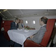 Laurent Fabius, Paul Quilès et Haroun Tazieff à bord du Concorde en partance pour Moruroa. [Description en cours]