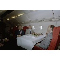Laurent Fabius, Paul Quilès et Haroun Tazieff à bord du Concorde en partance pour Moruroa. [Description en cours]