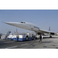 Le vol spécial Concorde en partance pour Moruroa s'apprête à partir. [Description en cours]