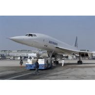 Le vol spécial Concorde en partance pour Moruroa s'apprête à partir. [Description en cours]