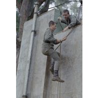 Exercice de rappel sur le mur d'escalade pour des hommes du régiment d'infanterie de marine du Pacifique-Polynésie (RIMaP-P). [Description en cours]