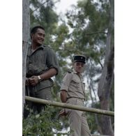 Portrait d'un commandant observant les hommes du régiment d'infanterie de marine de polynésie (RIMaP) à l'exercice. [Description en cours]