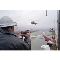 Appontage d'un hélicoptère Alouette III sur la plateforme de forage de Fangataufa. [Description en cours]