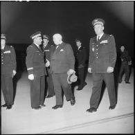 Louis Christiaens sur le point de saluer une autorité, à droite le général Edmond Jouhaud.