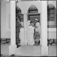 L'infirmerie de la section administrative spécialisée (SAS) de Boudjebâa. Une infirmière soigne les malades.