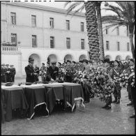 Obsèques d'un commando de l'air : remise de décoration par le général Edmond Jouhaud.