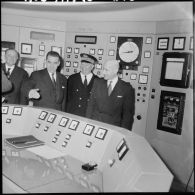 Chérif Sid Cara, Pierre Lambert et monsieur Maisonneuve dans la salle de contrôle des machine.