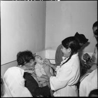 Une infirmière soigne un enfant au dispensaire de Bocca Sahnoun.