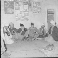 A Oundadja, les chasseurs et les hommes du villages trinquent autour d'un thé au café Maure.