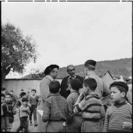 Le lieutenant Klippfel en conservation avec un notable de la ville haute entouré des enfants du village.