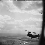 Vol en formation des hélicoptères de combat Piasecki H21C au-dessus de la vallée du Chélif.