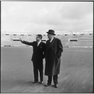 Visite du stade municipal d'Oran par Jacques Chaban-Delmas accompagné de monsieur Foucques du Parc, maire d'Oran.