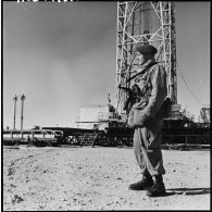 Légionnaire en faction près du puits de pétrole MD3 de la société nationale de recherche de pétrole en Algérie (SN Repal).