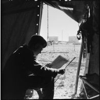 Portrait d'un légionnaire en train de lire le journal 