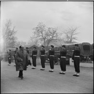A Batna, la garde d'honneur du 71ème bataillon de transmissions rend les honneurs à Pierre Metayer.
