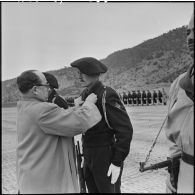 Pierre Metayer remet la croix de la valeur militaire à un chasseur du 17ème bataillon de chasseurs.