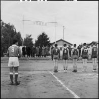 Les équipes sportives du centre d'instruction du train 160 (CIT 160) à Beni Messous avant les matchs, devant les autorités.