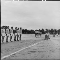 Les équipes sportives du centre d'instruction du train 160 (CIT 160) à Beni Messous avant les matchs.