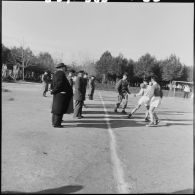 Petit Montgobert et Jean Dame assistent à un match de football des équipes du centre d'instruction du train 160 (CIT 160) à Beni Messous, sous la conduite du colonel Marcajous.