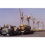 Porte-chars Mercedes saoudien chargé d'un blindé de reconnaissance AMX-10 RC du RICM (régiment d'infanterie - chars de marine) sur le quai du port de Yanbu.