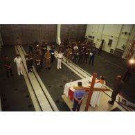 Messe célébrée dans un hangar à bord du TCD (transport de chalands de débarquement) Foudre, par un aumônier légionnaire et deux aumôniers du bord, un catholique et un protestant.