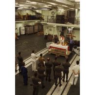 Messe célébrée à bord du TCD (transport de chalands de débarquement) Foudre, dans un hangar du pont d'envol, par un aumônier légionnaire et deux aumôniers du bord, un catholique et un protestant.