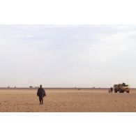 Desserrement d'un convoi de véhicules du 11e RAMa (régiment d'artillerie de marine) dans le désert en raison d'une alerte NBC (risque nucléaire, bactériologique et chimique).