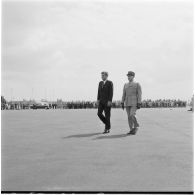 Revue des troupes par le président J.F Kennedy et le général Toulouse à l’aéroport de Berlin.