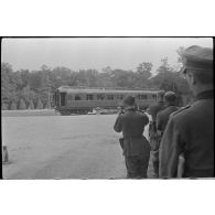Le 22 juin 1940, lors de la signature de l'armistice à Rethondes (Oise), les autorités françaises sortent du wagon, sur la droite le reporter allemand Otto Kropf.