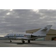 Avion gardian de la Marine nationale sur le parking de l'aéroport de Moruroa. [Description en cours]