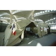 Entrées des tentes de consultation du médecin-chef et de la pharmacie du SSA (Service de santé des armées) installées dans l'aéroport de Ryad.