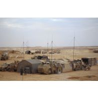 Le CO (centre opérationnel) de la division Daguet en ZDO (zone de déploiement opérationnel) Olive. Tentes et VAB-PC (poste de commandement) camouflés sont surmontés d'antennes.