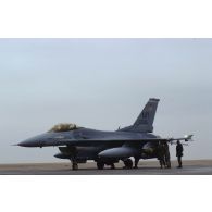 Remise en oeuvre d'un avion de combat F-16 sur la piste de la base américaine de CRK (camp du roi Khaled).