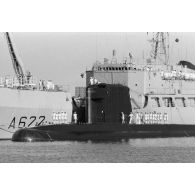 Départ du sous-marin nucléaire d'attaque (SNA) Rubis de l'île de Tahiti.