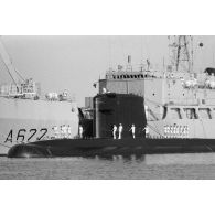 Le sous-marin Rubis à couple du bâtiment de Soutien Logistique Rhône sur le départ dans la baie de Vairao à Tahiti. [Description en cours]