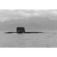 Le sous-marin Rubis franchit la passe de la baie de Vairao avant de quitter Tahiti. [Description en cours]