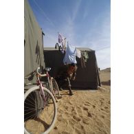 En ZDO (zone de déploiement opérationnel) Olive, la lessive sèche entre les tentes sur un campement.