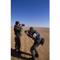 Les reporters de l'ECPA (Etablissement cinématographique et photographique des Armées) en action dans le désert parmi les unités françaises et américaines basées en ZDO (zone de déploiement opérationnel) Olive.