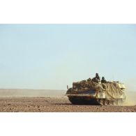 Progression des véhicules du 6e REG (régiment étranger du génie) et exercice de déminage dans le désert des sapeurs en ZDO (zone de déploiement opérationnel) Olive.